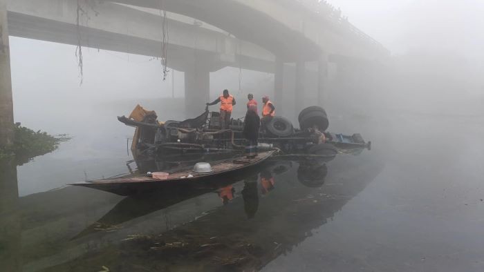ঝিনাইদহে ট্রাক নিয়ন্ত্রন হারিয়ে ব্রীজের রেলিং ভেঙে নদীতে, চালক ও হেলপার নিহত